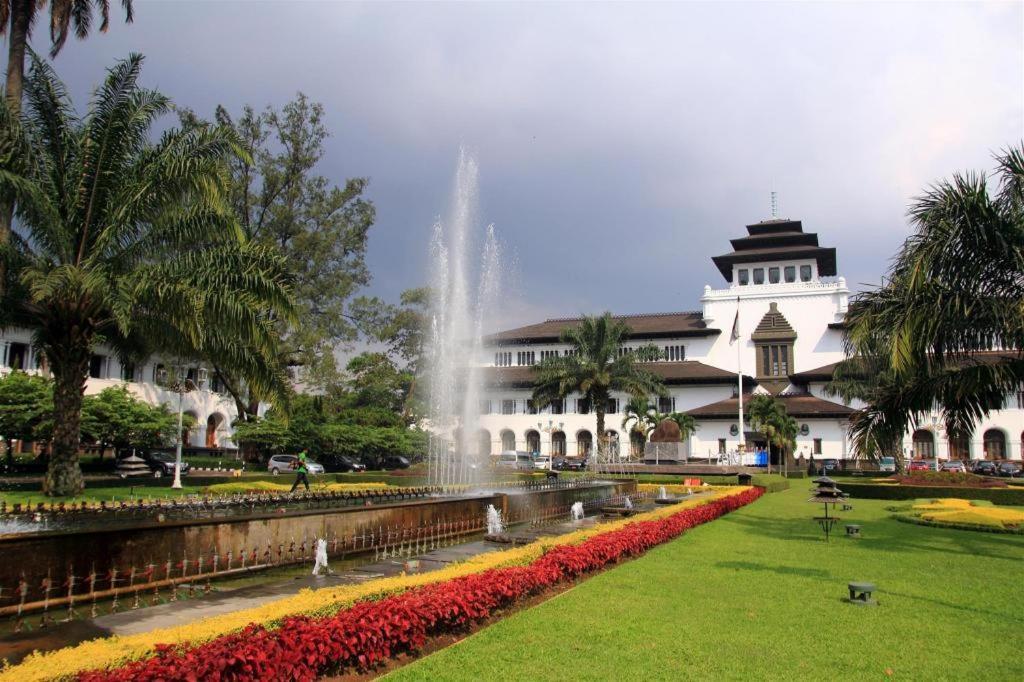 Raffleshom Hotel Bandung Zewnętrze zdjęcie